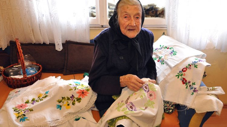 Baka Grozdana iz Međaša veze, plete i ukrase šara