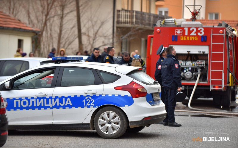 Bijeljina: Vatrogasci još gase požar na zgradi /FOTO/