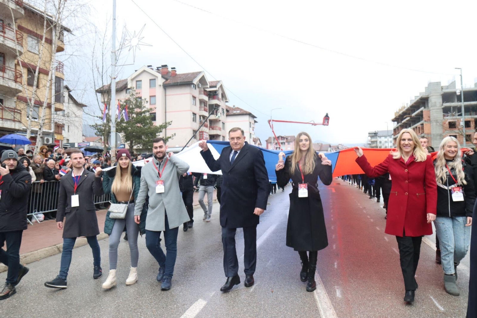 U Istočnom Sarajevu razvijena zastava Republike Srpske duga 527 metara (FOTO)