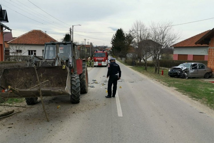 Jedna osoba poginula u sudaru traktora i automobila