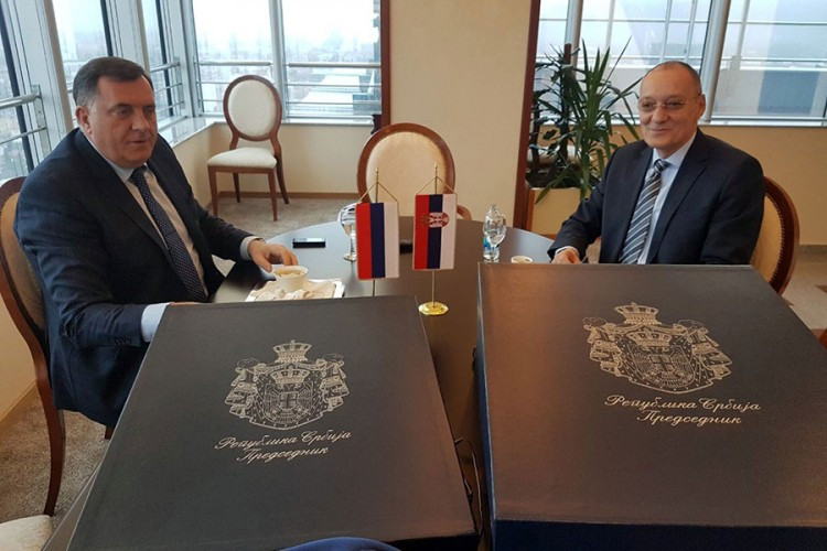 Vučić poslao Dodiku poklon za rođendan