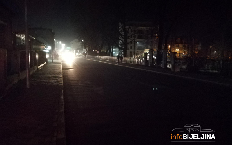 Bijeljina: Jedna od najfrekventnijih ulica u mraku i pored stubova ulične rasvjete /FOTO/