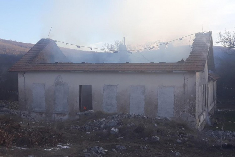 Migranti zapalili staru seosku školu kod Ljubinja