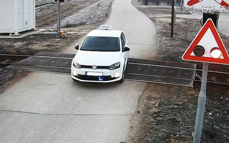 Neodgovorni vozači u BiH prelaze prugu uprkos upaljenoj signalizaciji