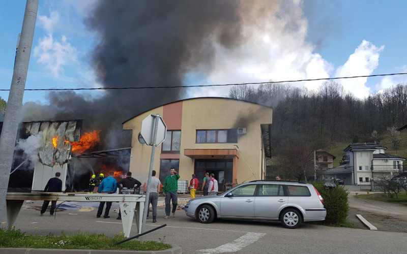 Banjaluka: Vatra guta fabriku namještaja, stigla Hitna pomoć