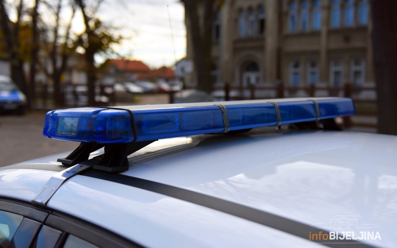 Nožem nasrnuo na policajca