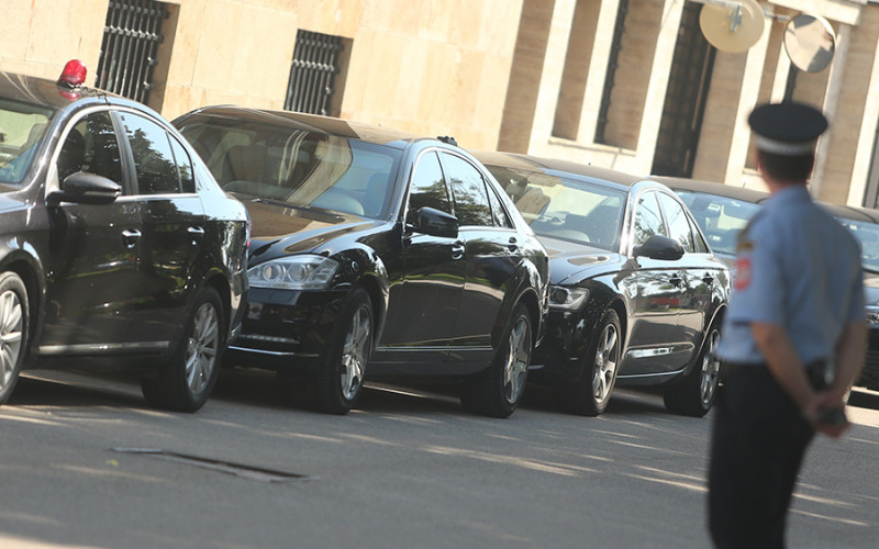 Nabavka vozila za bolnice i pošte traje pet puta duže nego za političare