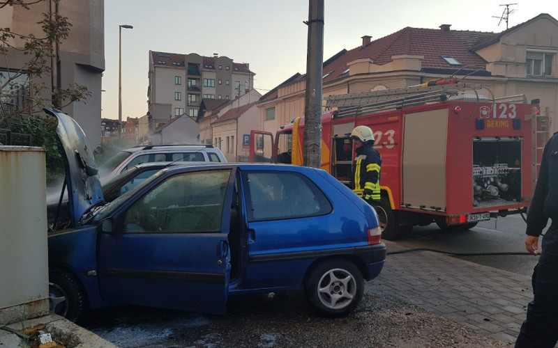 Gorio automobil u centru Bijeljine /FOTO/