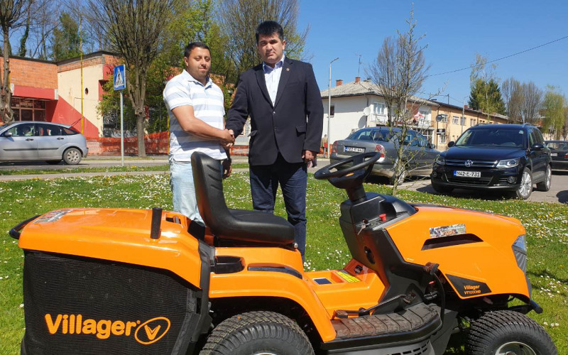 Slavenko iz Lopara dobio novi savremenu mašinu za košenje trave
