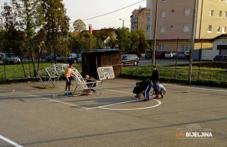 Košarkaši sređuju teren o kojem godinama niko ne vodi računa /FOTO/