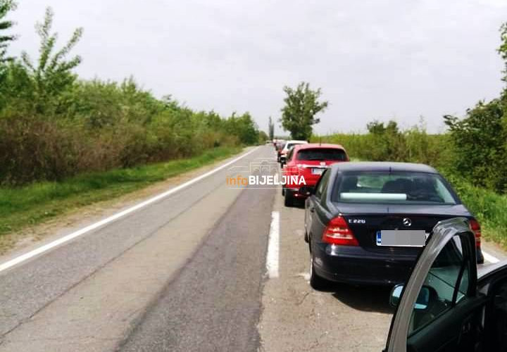 Potpuni kolaps na Sremskoj Rači, čeka se više od sat vremena