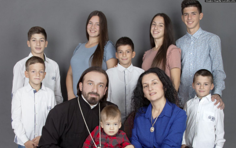 Vaskršnje poruke desetočlane porodice sveštenika iz Bijeljine