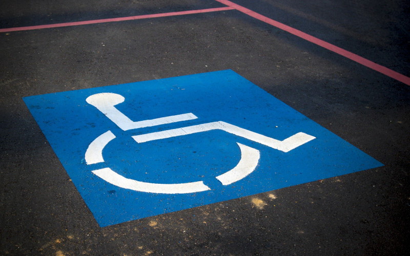 Kazne za 52 vozača zbog parkiranja na mjestu za osobe s invaliditetom