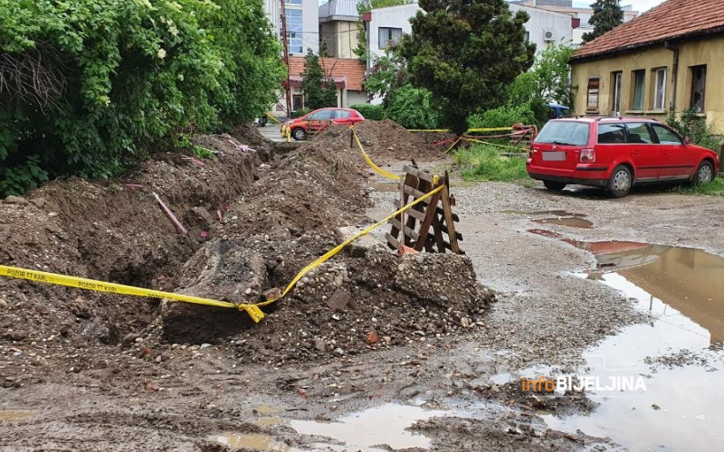 Bijeljina: Radovi na vodovodnoj mreži blokirali prilaz stanovima /FOTO/