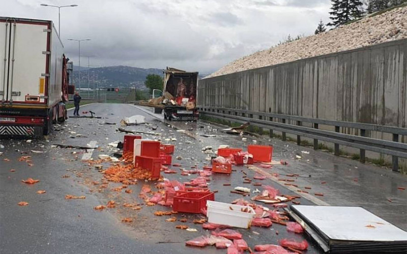 Mesni proizvodi po putu - U sudaru kamiona rasula se roba