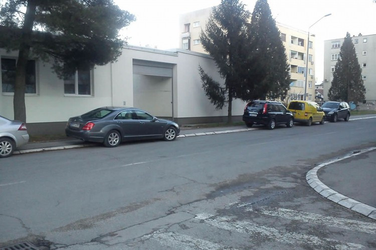 Odbornici parkiraju gdje stignu 