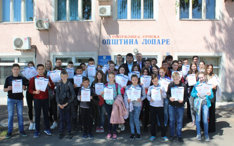 Lopare: Učenici i nastavnici nagrađeni za zapažene rezultate na takmičenjima