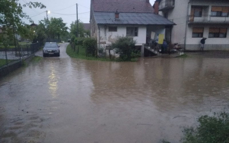 MJEŠTANI UPLAŠENI Za 20 minuta podivljala rijeka poplavila kuće kod Prijedora