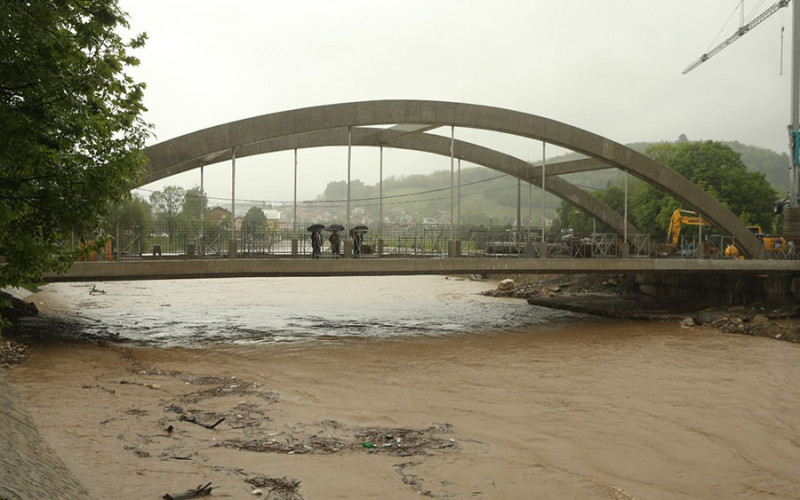 U ŠKOLAMA OBUSTAVLJENA NASTAVA Poplavljenje učionice, sale bez struje, voda u dvorištima