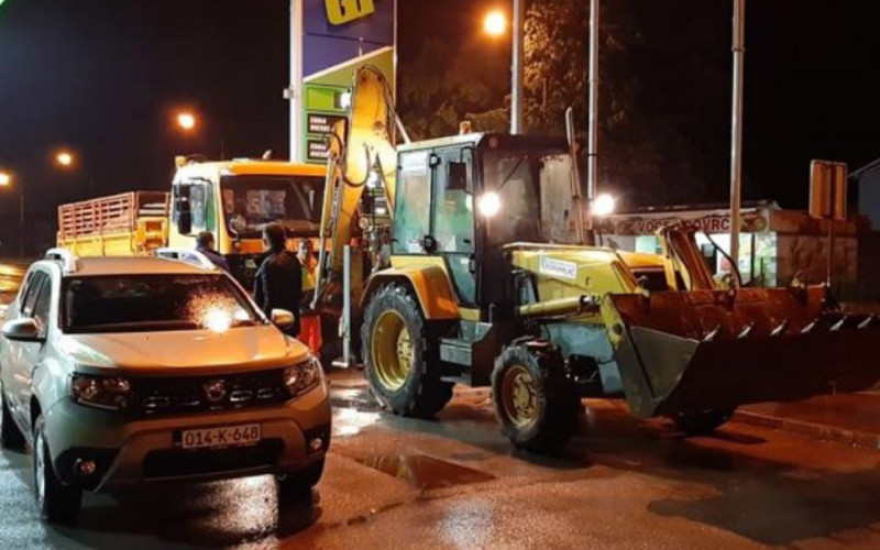 Mještani Trna od sinoć budni, angažovana mehanizacija za odbranu od poplava