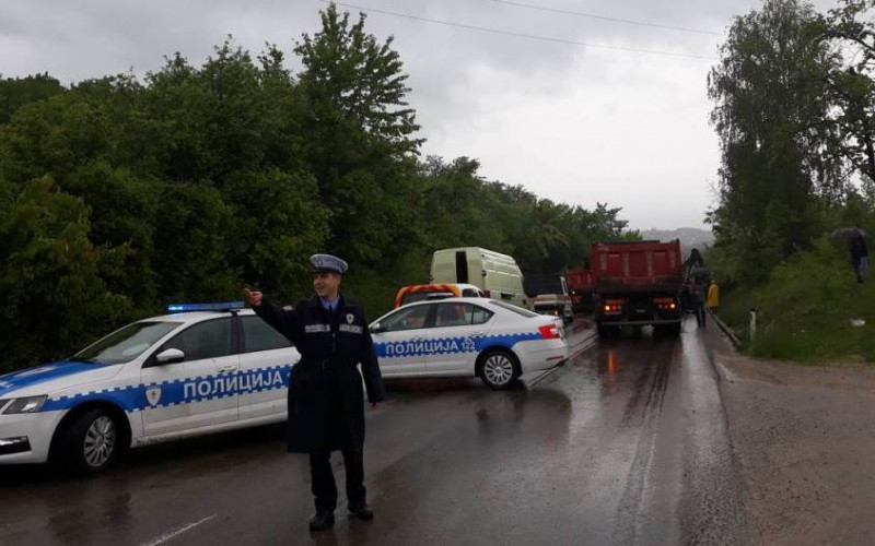Gomila zemlje zatrpala put Banjaluka – Prijedor