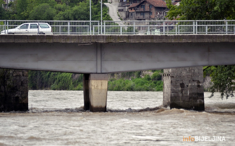 Pada nivo rijeke Bosne, od podne prohodan regionalni put ka Doboju