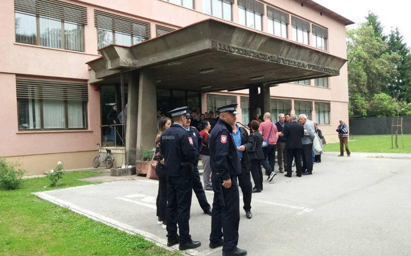 Burno na Izbornoj skupštini SDS u Prijedoru - Reagovala i policija