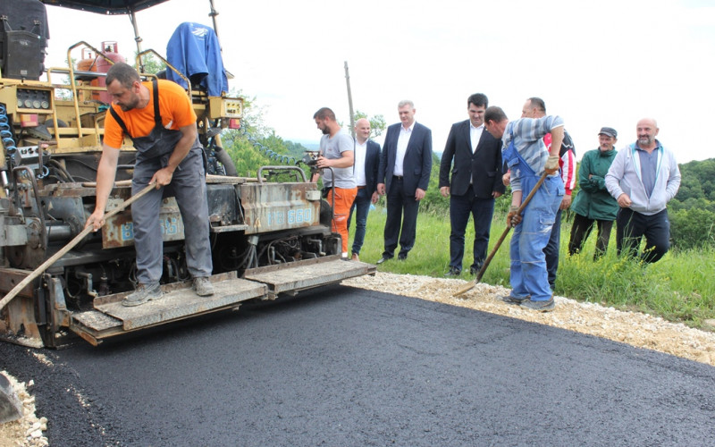 Novi asfalt u Milinom Selu kod Lopara