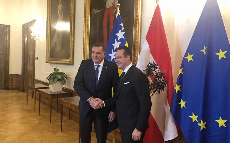 Dodik branio Štrahea: Očigledno se radi o namještaljci, nastavićemo da sarađujemo