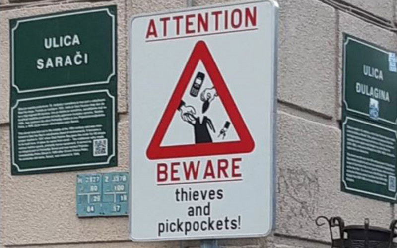 U ulici u Sarajevu postavljen znak koji upozorava na lopove i džeparoše