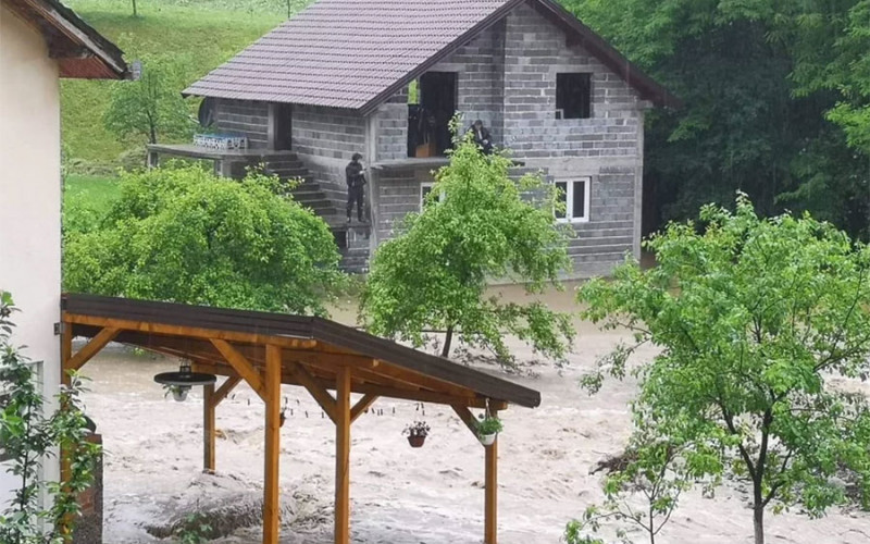 Kod Maglaja izlila se voda u kuće, u Lukavcu naselja odsječena