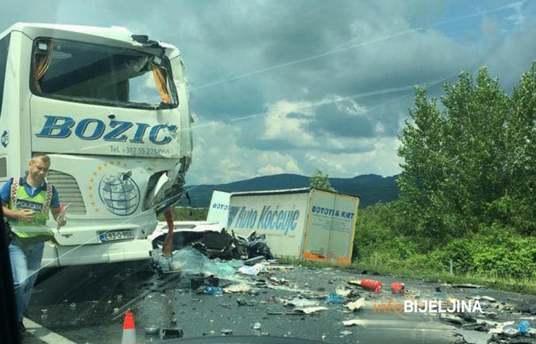 Vozač kamiona poginuo u sudaru s autobusom, povrijeđeno više od 10 putnika