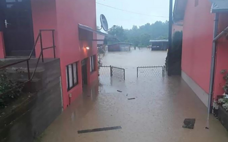 LJudi zarobljeni u kuće - Poplave prave probleme u Srbiji, voda do krova automobila