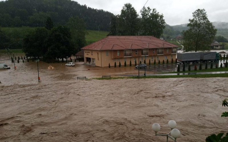 Proglašena vanredna situacija u Sremskoj Mitrovici, evakuacija u Kraljevu i Čačku