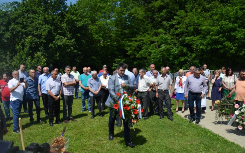 Osveštan spomenik poginulim borcima u povratničkom mjestu Lukavica