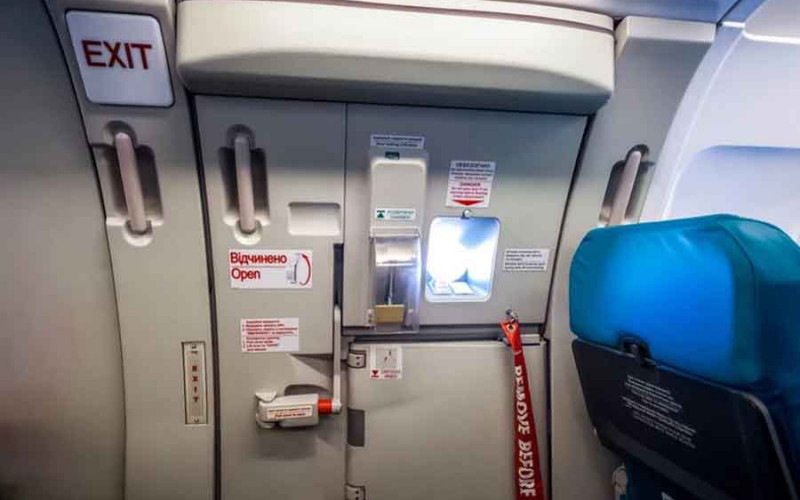 Putnica u avionu umjesto vrata toaleta otvorila izlaz za slučaj opasnosti