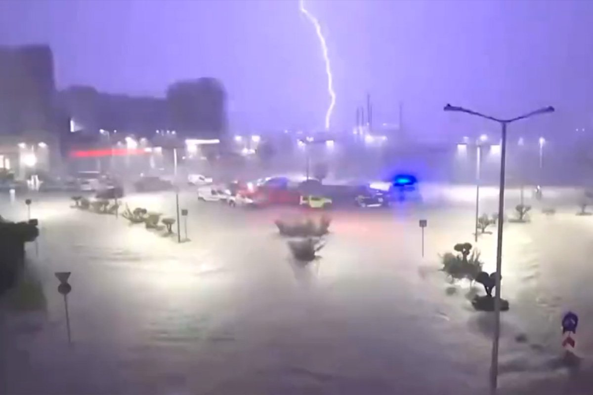 Borba sa poplavama u Grčkoj: Nema struje, putevi blokirani (VIDEO)