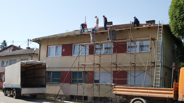 Zbog nesloge stanara radnici obnavljaju samo pola krova