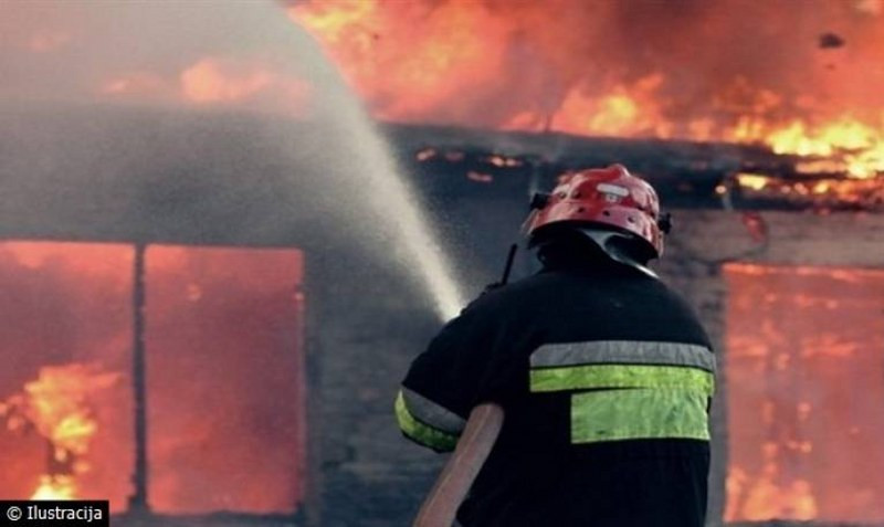 Buktinja u Kotor Varošu - Požar zahvatio nekoliko objekata, vatrogasci SPRIJEČILI katastrofu