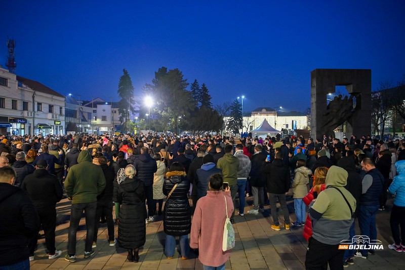 Bijeljinci sa skupa podrške studentima poručili: Uz njih je svako razuman, korupcija je najveći karcinom (FOTO)