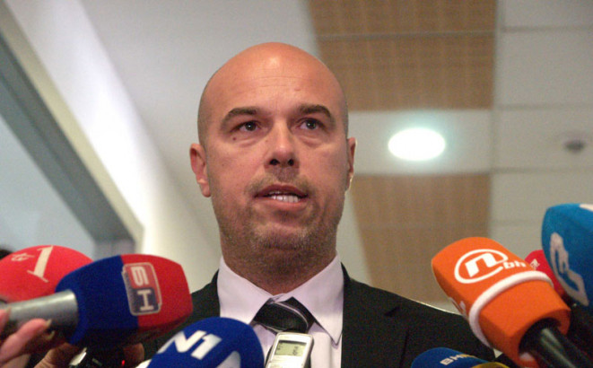 Tegeltija tuži sve redom