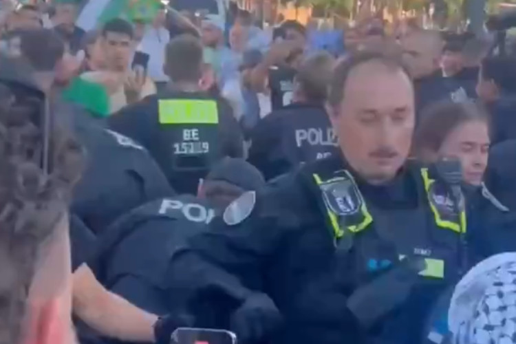 Policajac udario ženu šakom u lice na protestima za Palestinu (VIDEO)