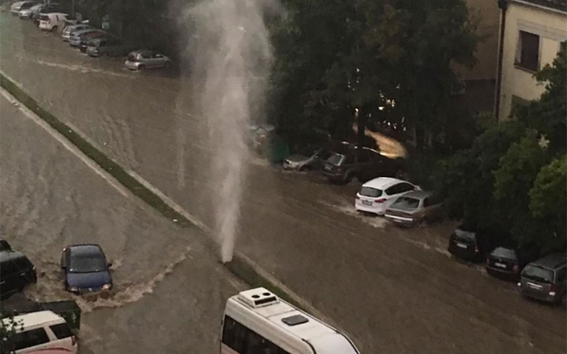 Beograd - Zbog nevremena nasred ulice GEJZIR visok više od pet metara