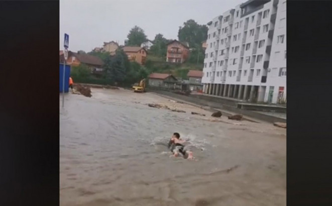 Banjalučanin zaplivao na novom kružnom toku, reagovao i gradonačelnik