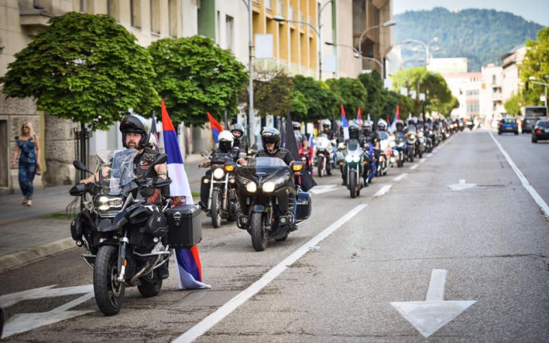 Noćni vukovi položili vijence na spomenik 