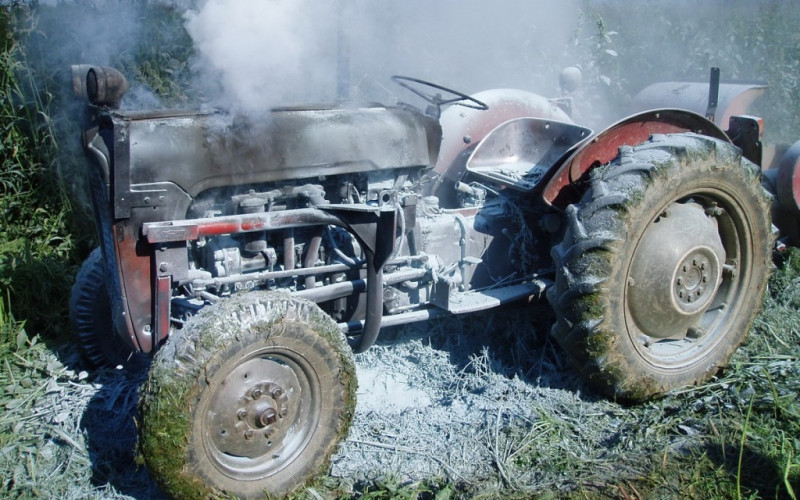 Nepoznati počinilac zapalio traktor