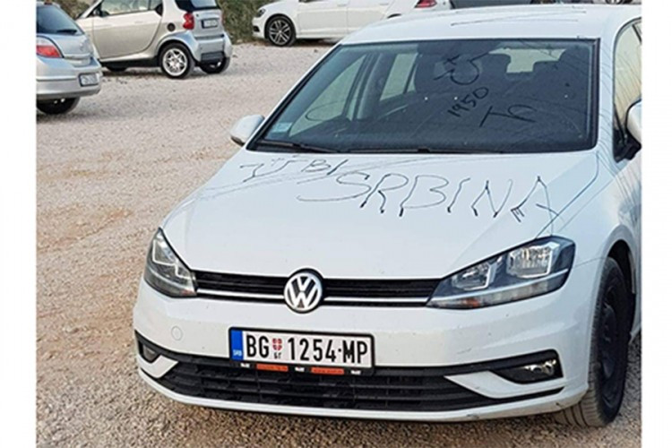 U Splitu na automobilu beogradskih tablica napisano 