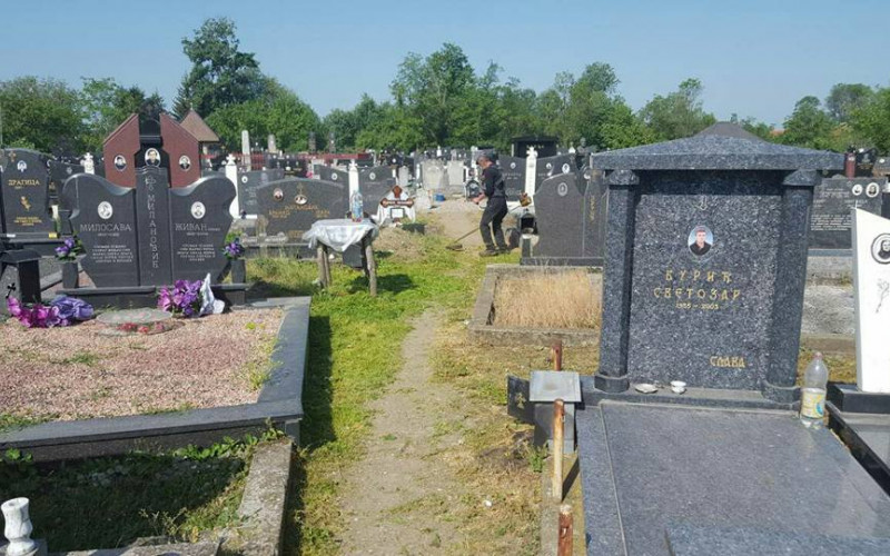 Sa groblja u Popovima ukradena bronzana bista i mesingane vaze
