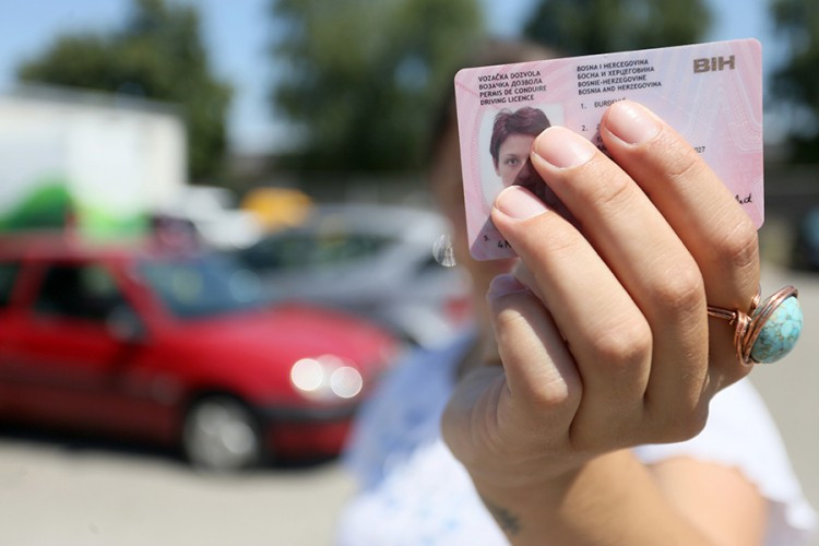 Vozači ogorčeni: Bh. vozačka priznata u Kataru, a nije u Sloveniji
