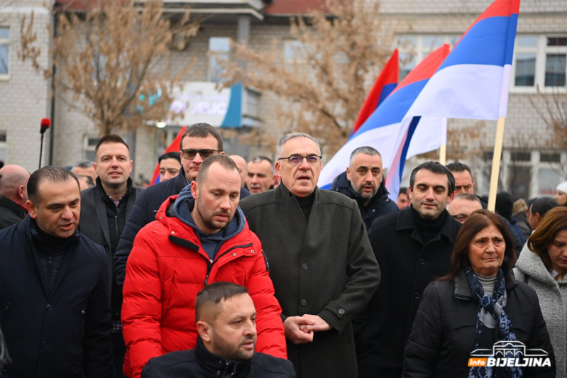 Protest u Bijeljini zbog hapšenja Petrovića: Ko je ušao u zgradu policije? (FOTO)